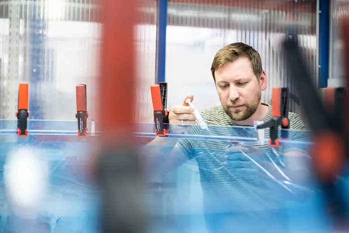 Keim Kunststoffverfahren - Mann mit Sprize